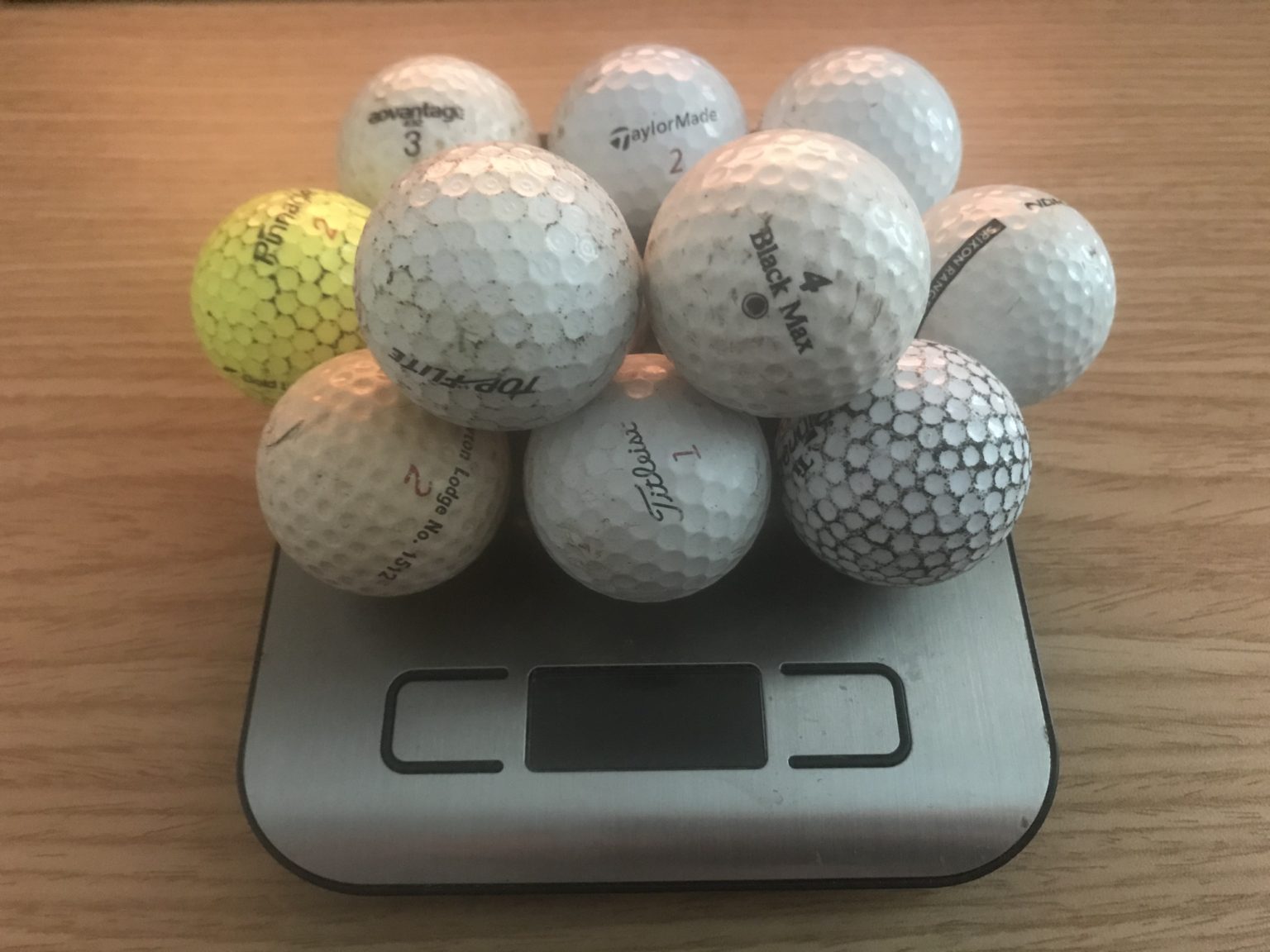 How Much Does a Dozen Golf Balls Weigh? Prime Putters